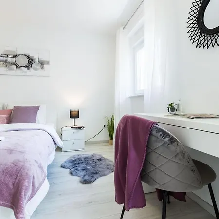 Apartment 2sis 2 *